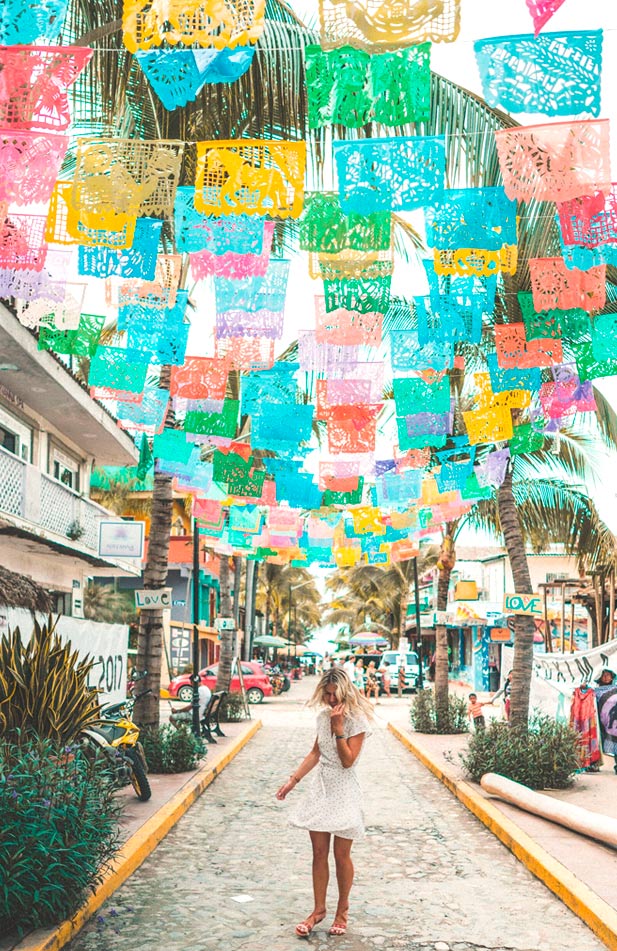 Delfines Street, a place to eat something and shop a cool souvenir